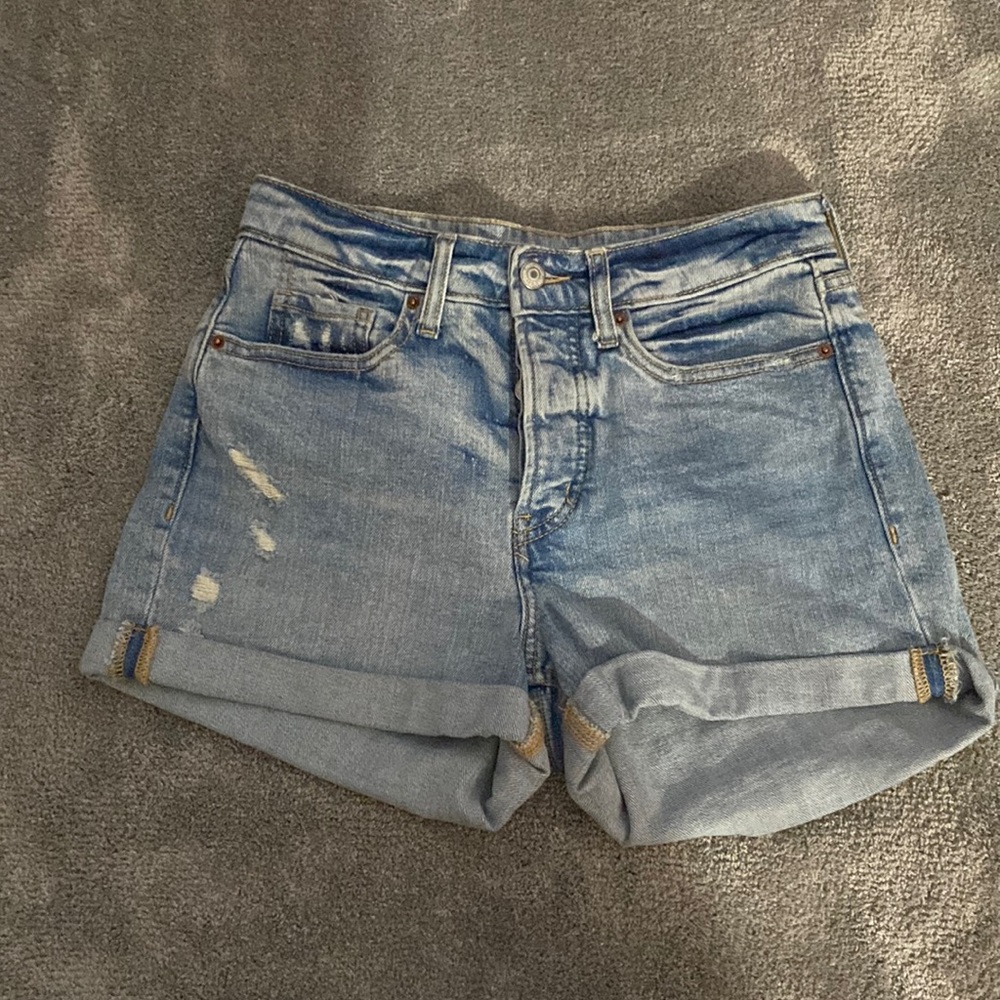 Old Navy O.G straight high rise denim shorts. Light wash. Size 4